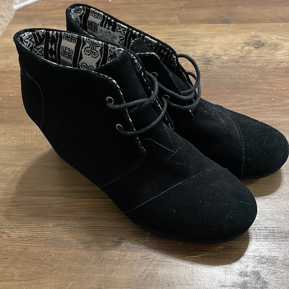 Women’s TOMS Wedges. Black. Size 9.5 - Picture 2 of 4